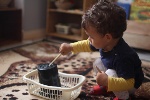 Un luogo dedicato alle famiglie con bambini dai 3 mesi ai 3 anni, in cui i bambini, accompagnati da un adulto, troveranno un ambiente accogliente dove sperimentare e crescere.